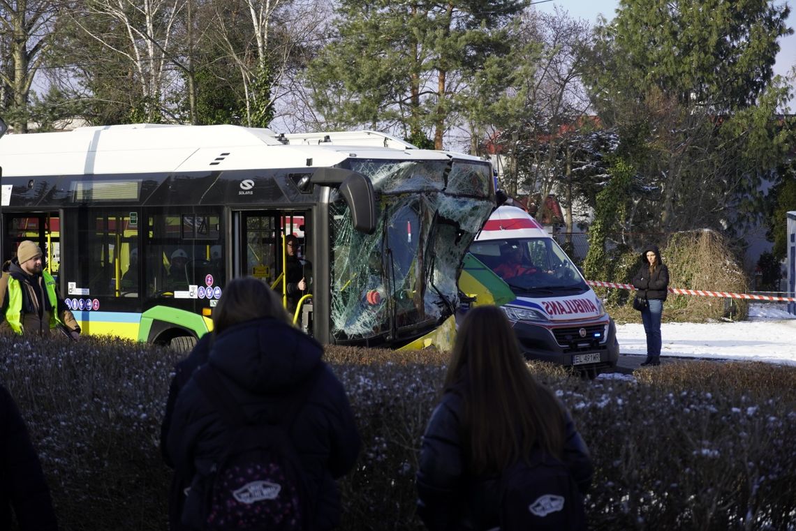 Poważny wypadek na Czaplinieckiej w Bełchatowie. Ciężarówka zderzyła się z autobusem MZK, siedem osób w szpitalu Poważny wypadek na Czaplinieckiej w Bełchatowie. Ciężarówka zderzyła się z autobusem MZK, siedem osób w szpitalu