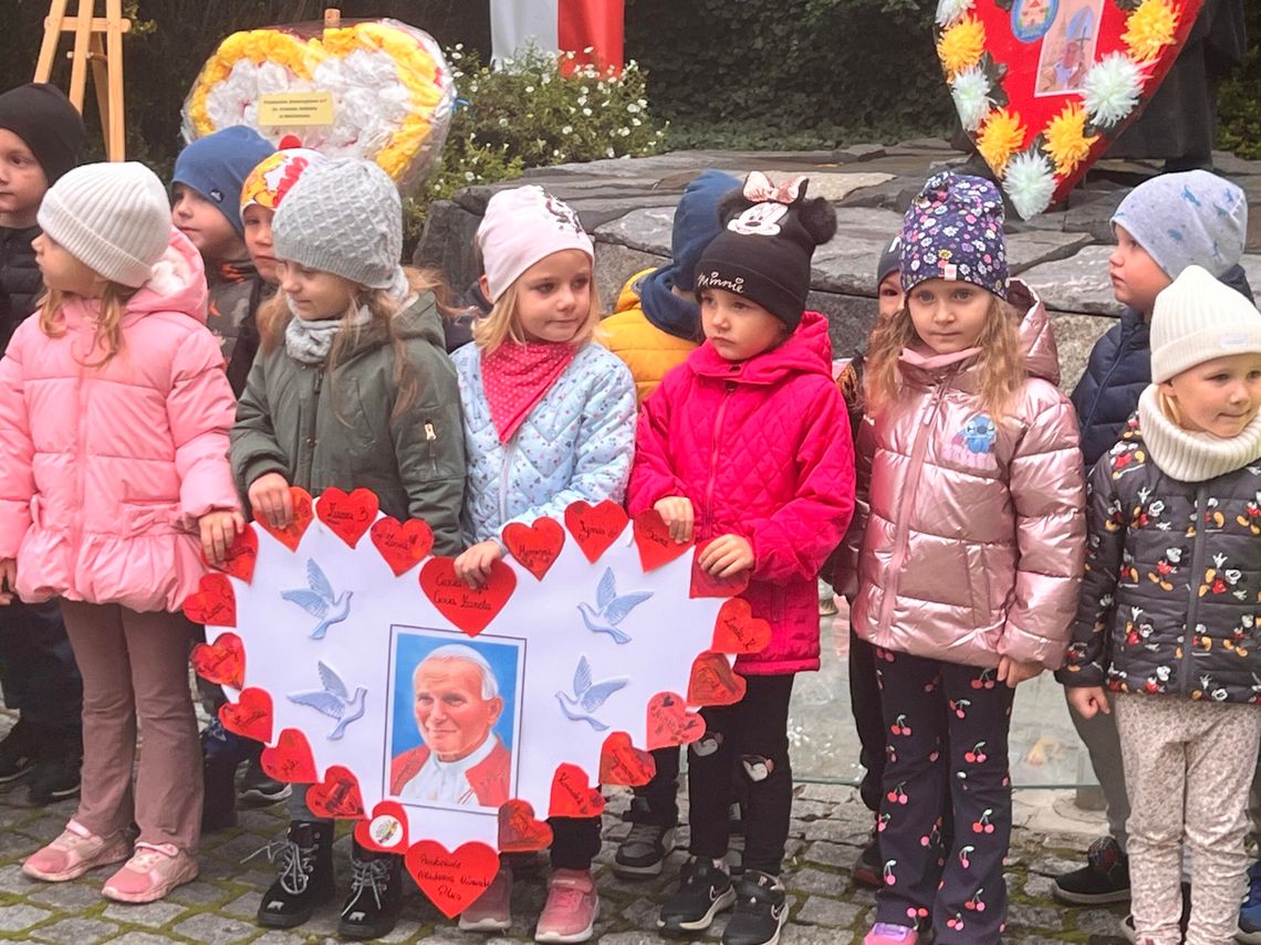 Serduszka dla Jana Pawła II – bełchatowskie przedszkolaki uczciły XXI Dni Papieskie