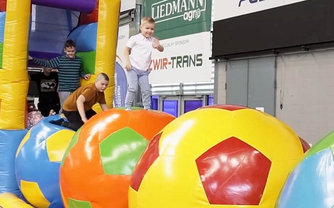 Skoki, śmiech i dobra zabawa. Festiwal Dmuchańców w Bełchatowie