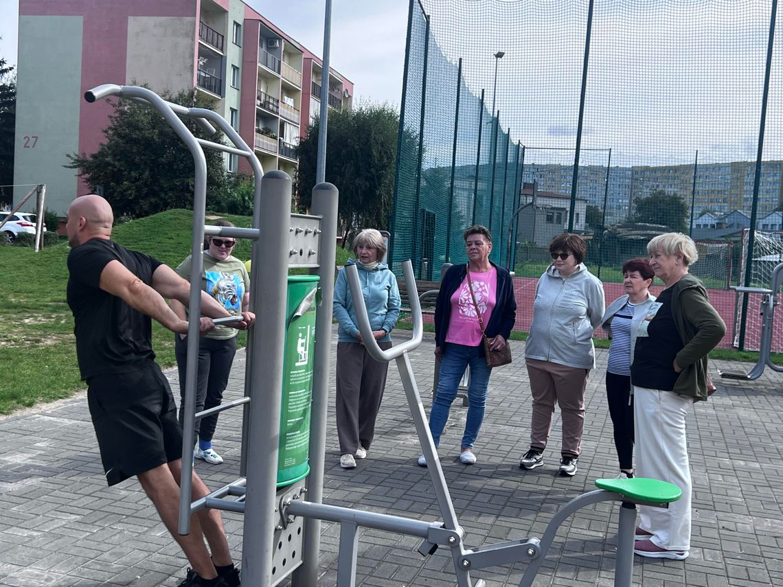 Sport i integracja na świeżym powietrzu. Bełchatowianie ćwiczą pod okiem instruktorów