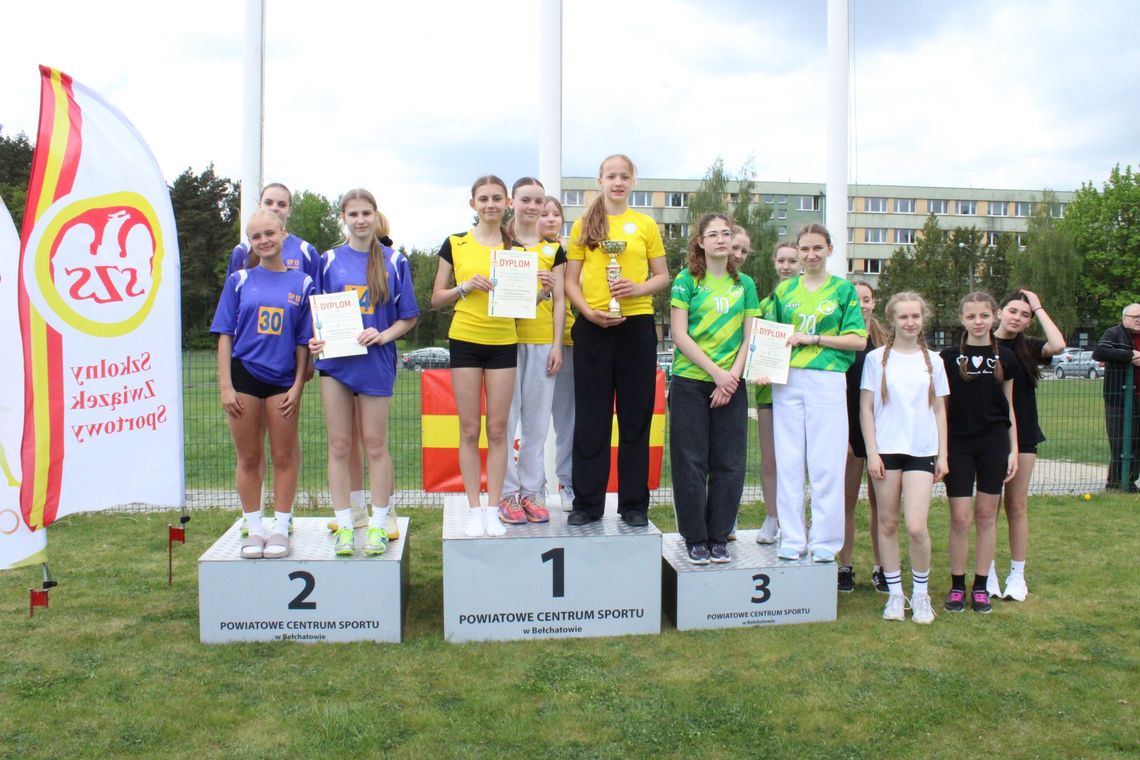 Sportowe emocje na stadionie PCS. Uczniowie rywalizowali w mistrzostwach powiatu