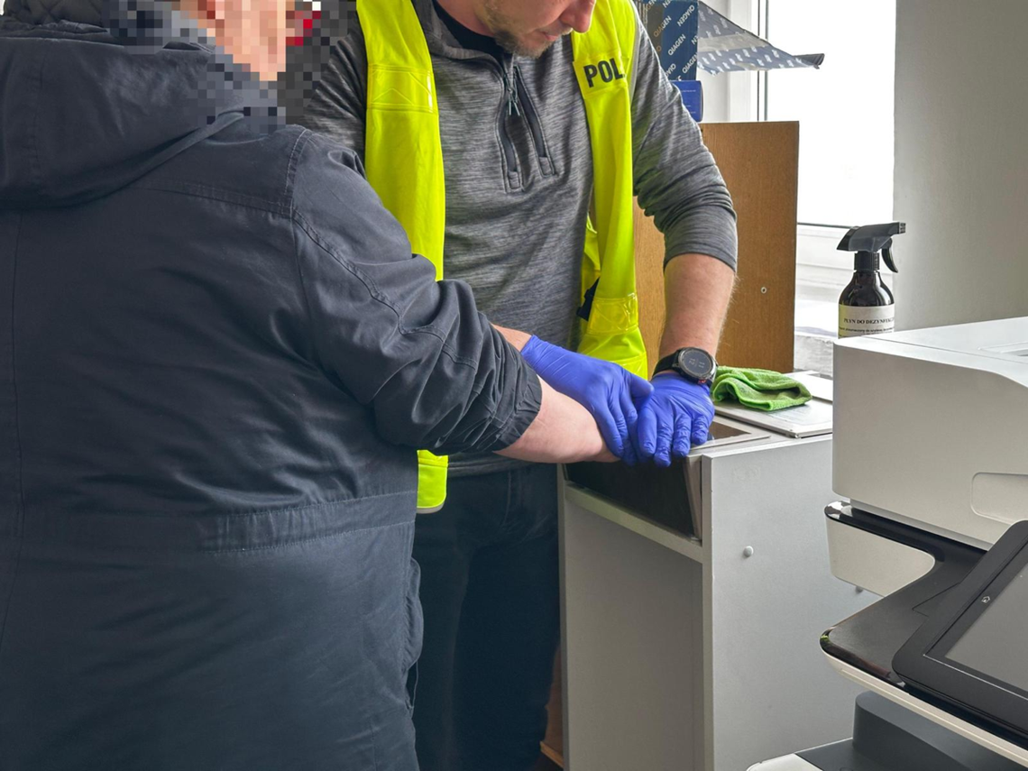 Szczeniak uratowany z kontenera na elektrośmieci. Sprawczyni zatrzymana