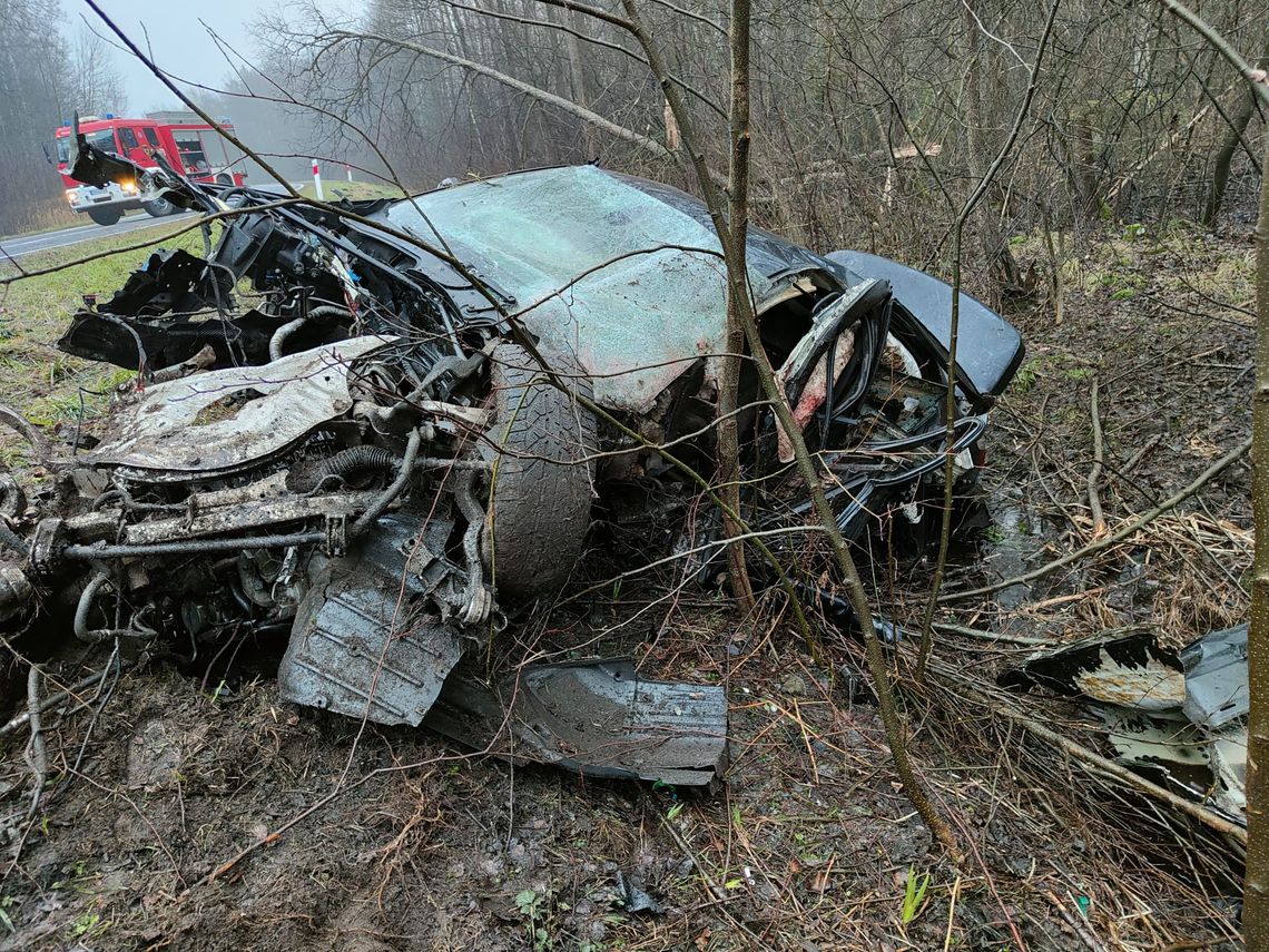 Tragiczny wypadek w okolicy Bobrów (gm. Radomsko) Samochód roztrzaskał się na drzewie