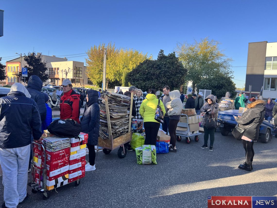 Tysiące sadzonek za papier – mieszkańcy powiatu wzięli udział w ekologicznej akcji Tysiące sadzonek za papier – mieszkańcy powiatu wzięli udział w ekologicznej akcji