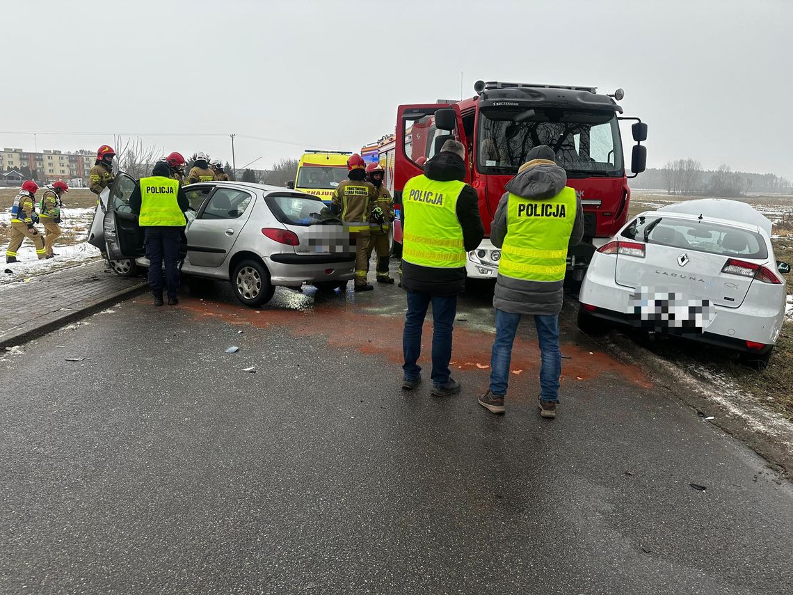 Utrudnienia w Dobiecinie. Droga zablokowana po zdarzeniach drogowych