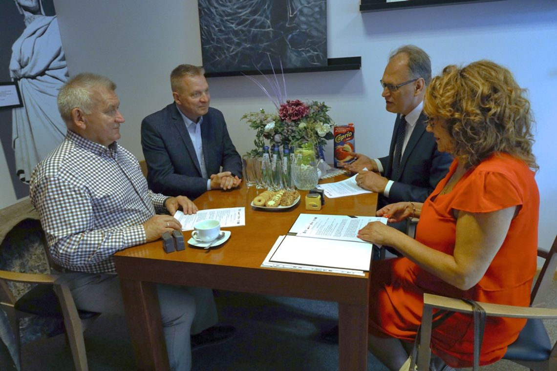 W końcu się udało! Podpisano umowę na „Modernizację sali widowiskowej MDK w Radomsku”.