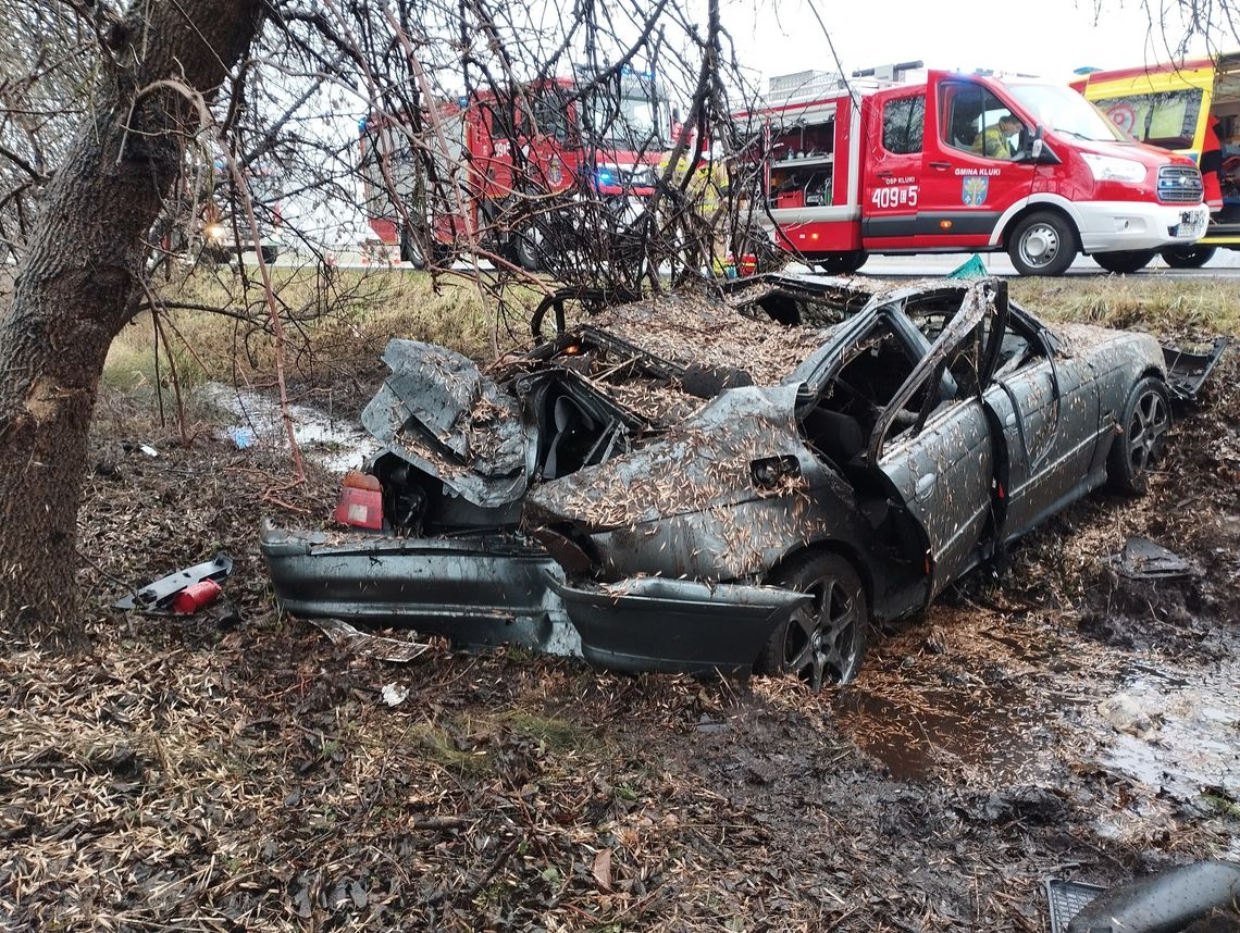 Wypadek drogowy w Klukach. BMW w rowie, trzy osoby ranne Wypadek drogowy w Klukach. BMW w rowie, trzy osoby ranne