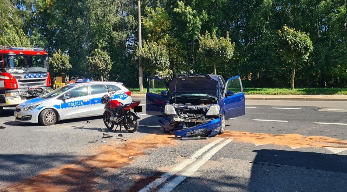Wypadek na skrzyżowaniu w Bełchatowie. Motocyklista trafił do szpitala