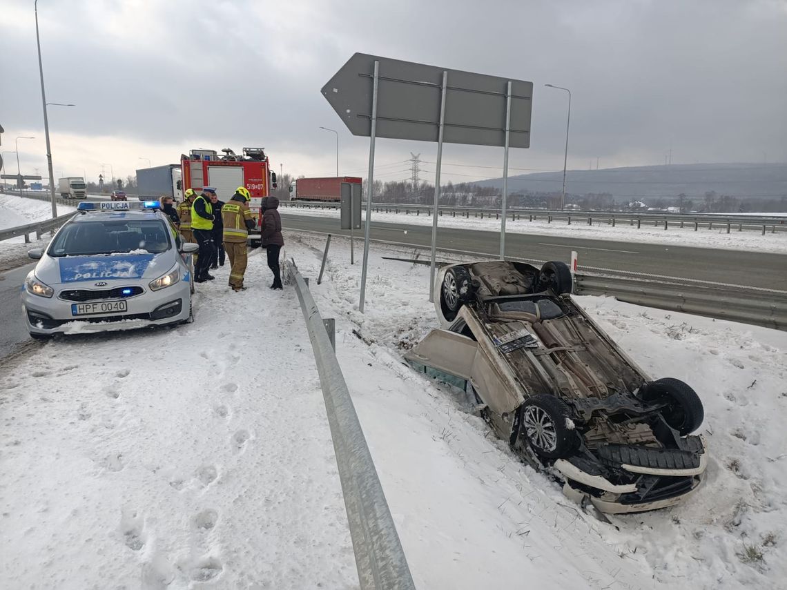 Wystarczyła chwila. Straciła panowania nad samochodem i dachowała