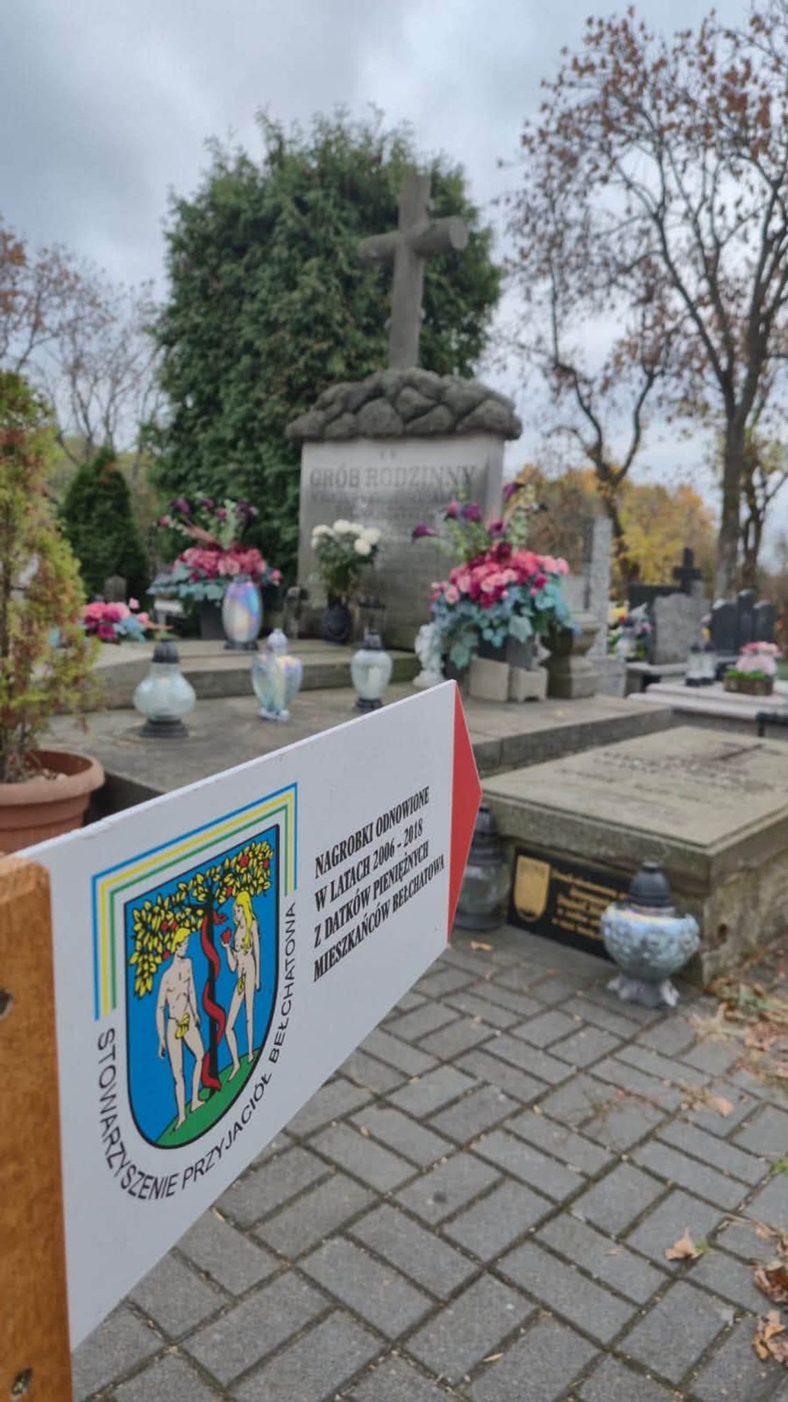 Zabytkowe nagrobki odzyskują dawny blask. Trwa akcja Stowarzyszenia Przyjaciół Bełchatowa Zabytkowe nagrobki odzyskują dawny blask. Trwa akcja Stowarzyszenia Przyjaciół Bełchatowa