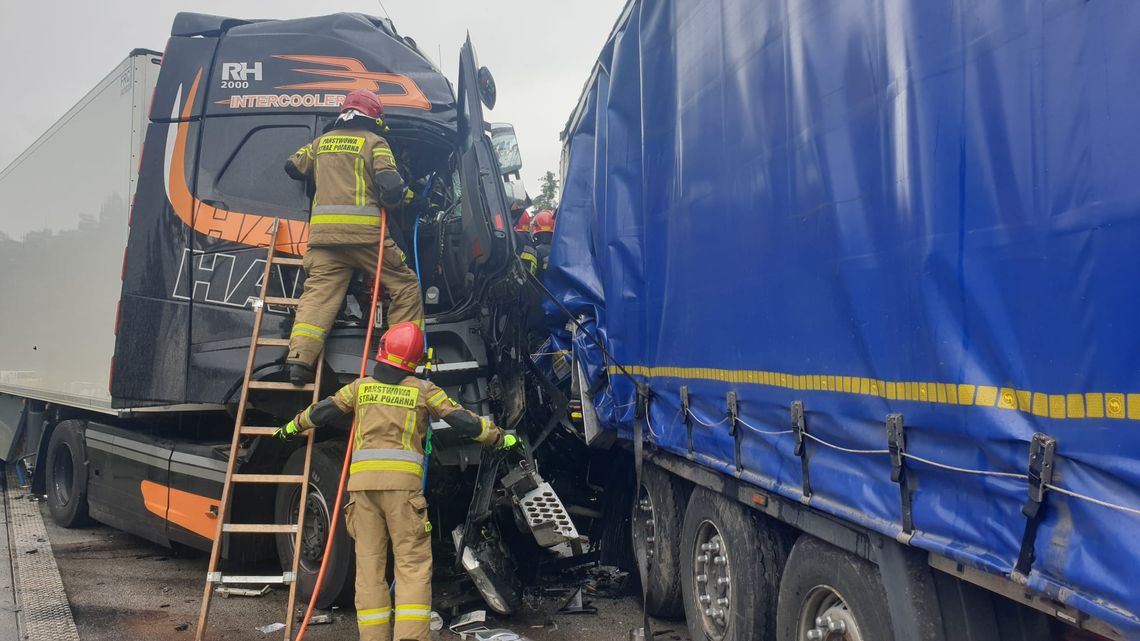 Zderzenie 4 ciężarówek na A1. Jedna osoba nie żyje